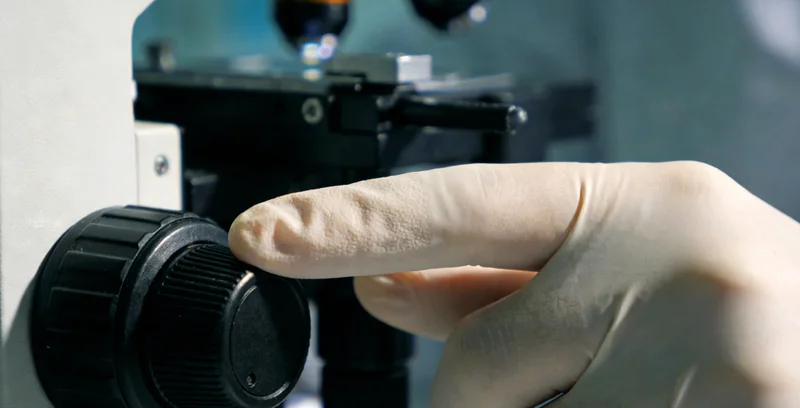 女性在镜子前进行颈部自查示意图