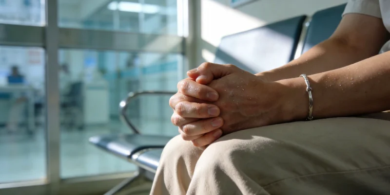 医生正在为患者进行支气管镜检查