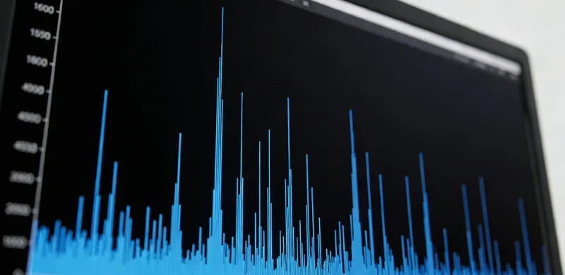 一位母亲在医院抱着发烧的孩子,