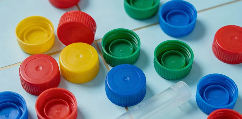 实验室内，技术人员正在操作基因