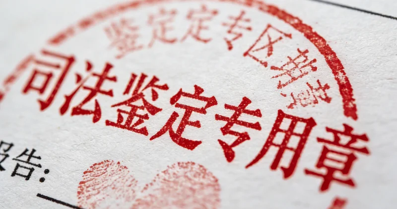 一位市民正在认真阅读结核病防治