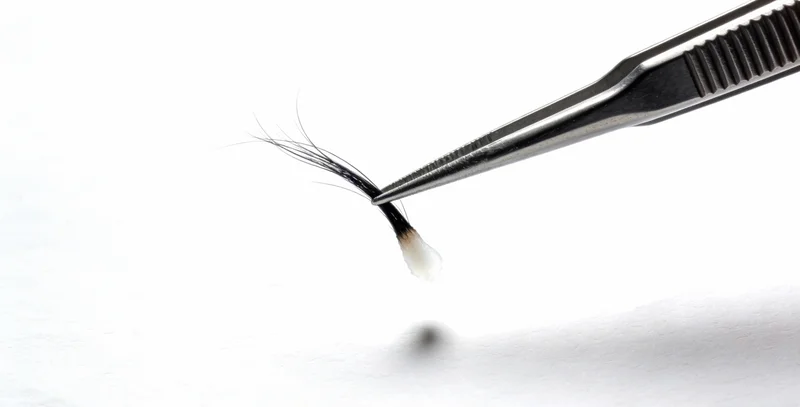 一位孕妇正在诊室内与医生交流,