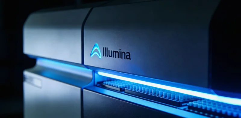 医护人员正在无菌操作下采集患者