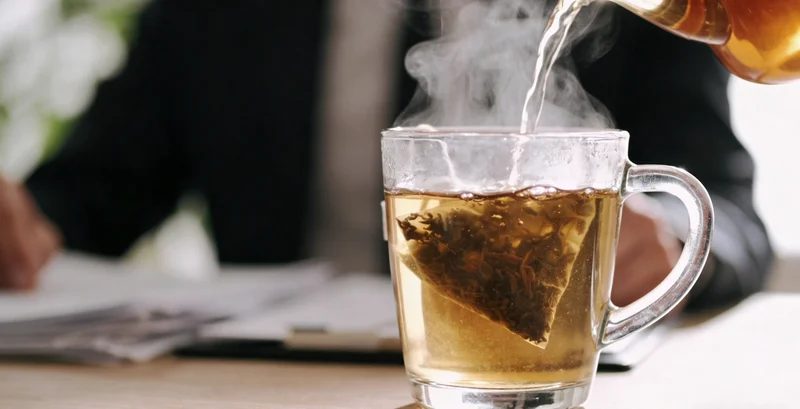 医生与腹腔积液患者沟通病情的场