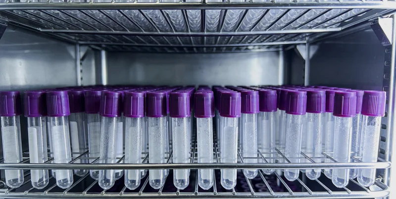 一家人围坐在一起，用平板电脑查