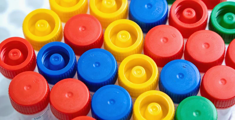 实验室内技术人员操作精密仪器进