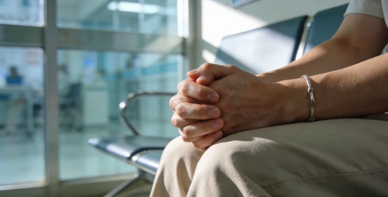 医生团队结合多份报告进行临床讨