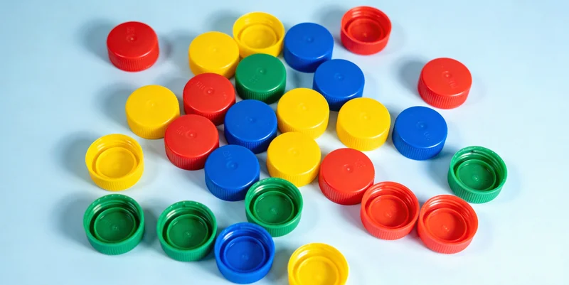 一位母亲担忧地看着生病的孩子,