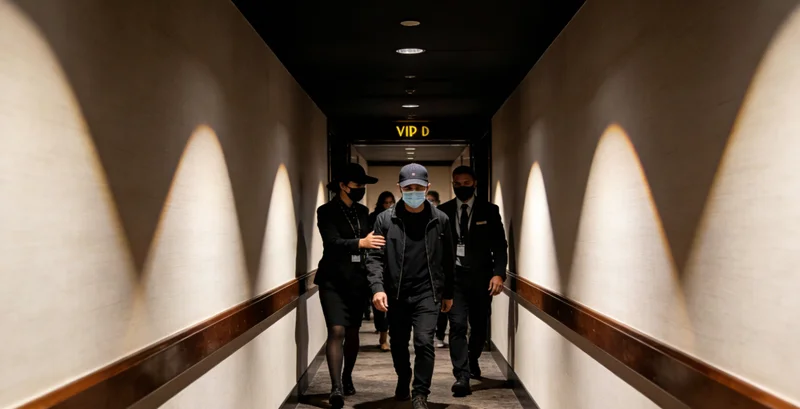 乌鲁木齐家庭中,家长担忧地看着