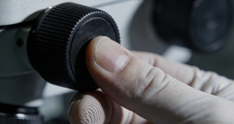 实验室内技术人员正在进行HPV