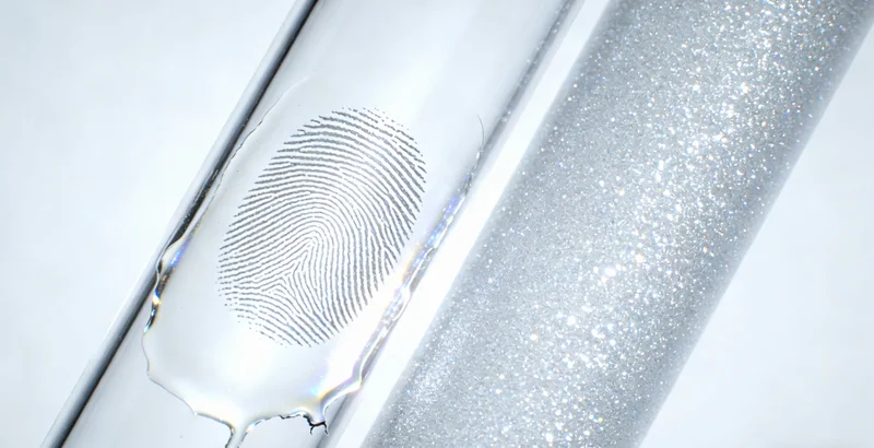 一家三口在客厅沙发上，共同观看