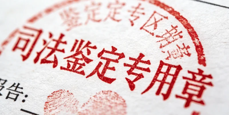 患者康复出院,与医护人员告别的