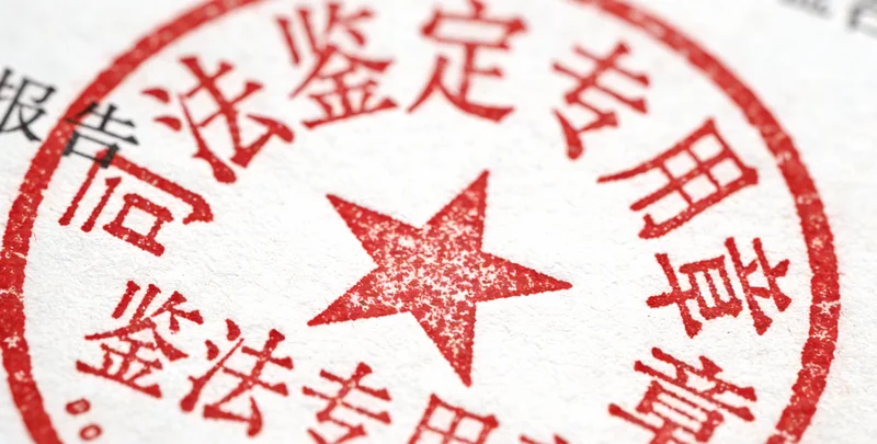 一位老人面对多种药瓶，表情困惑