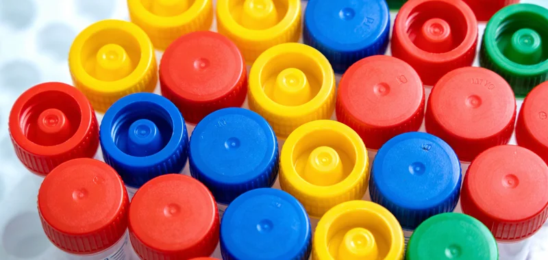 实验室技术人员正在无菌操作台前