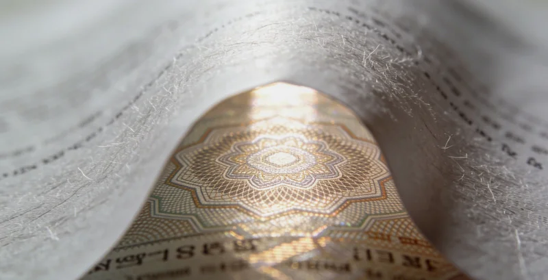 一位年轻女性在海边阳光下积极运