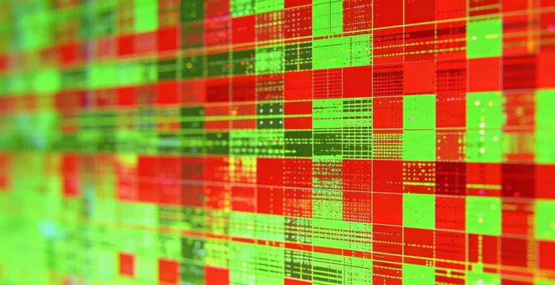 一家人在家中温馨相处，表情轻松