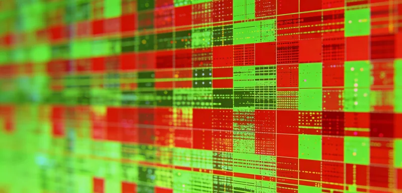 医生正在电脑前分析详细的基因检