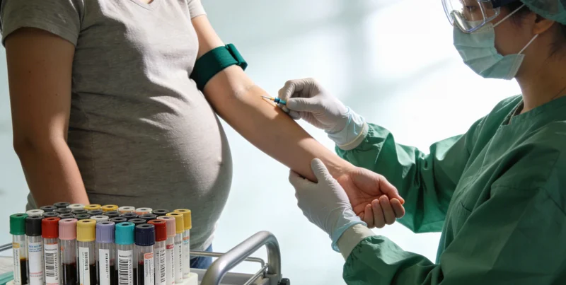 医生团队在查看检测报告并进行病