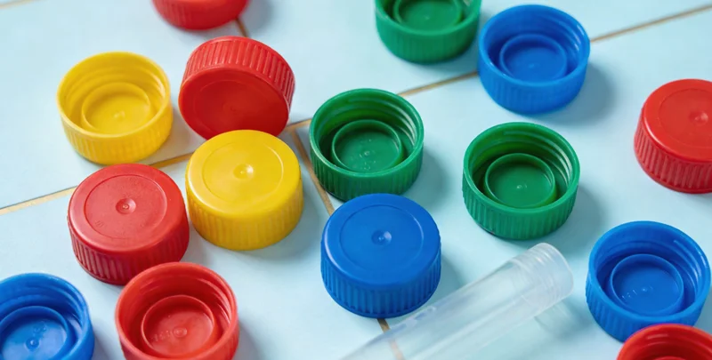 专业人员在实验室内操作精密检测