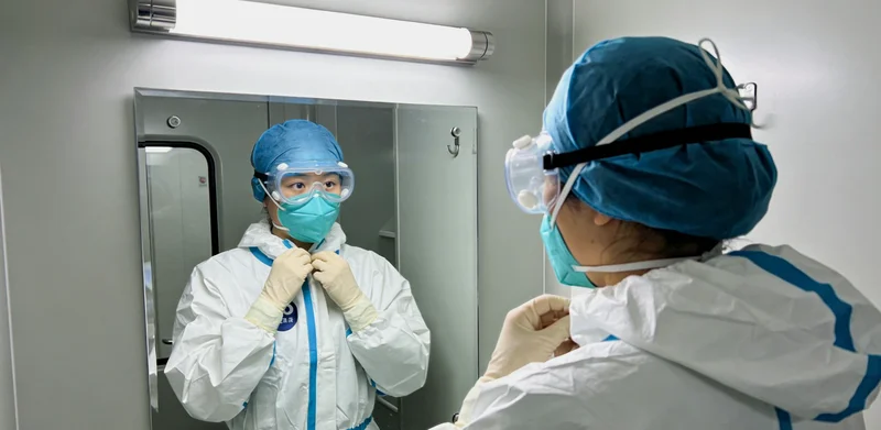 一位患者在医院走廊看着化验单,