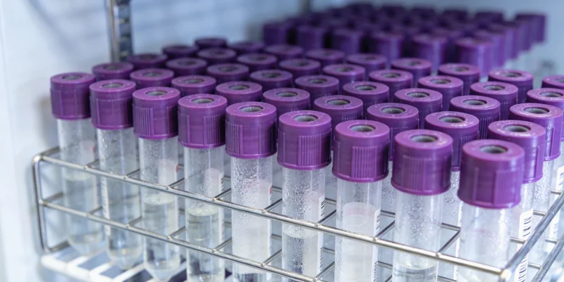 专业医护人员正在为咨询者进行鼻