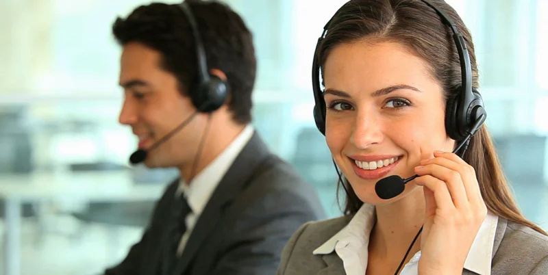 市民拿到基因检测报告后,露出安