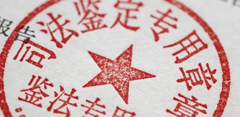 以重庆城市背景为衬托，突出‘早