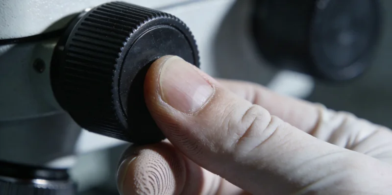 南昌某医院儿科诊室，家长抱着生