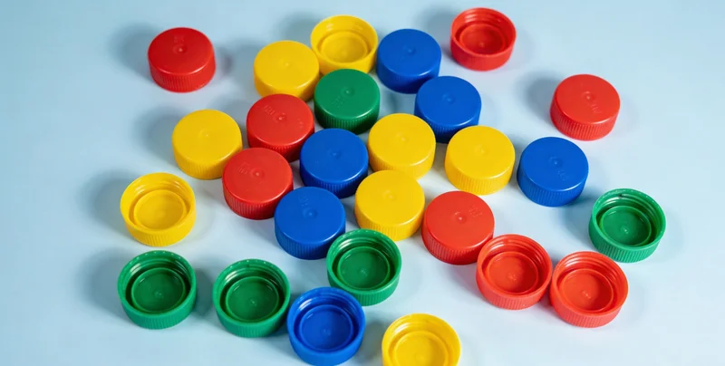 对比图：左边是传统培养皿，右边