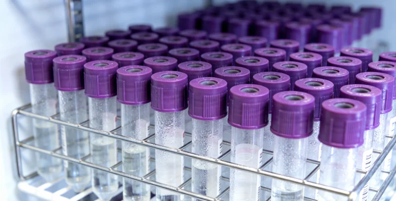 一位老年人在医院呼吸科门诊，面