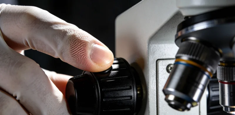 医护人员进行静脉采血,旁边屏幕