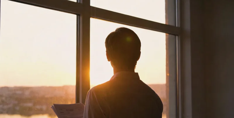 家长与医生沟通后，面露安心、如