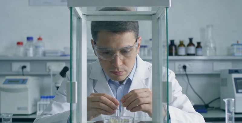 兰州医院遗传实验室工作人员操作