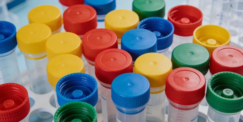 技术人员在实验室进行基因测序操