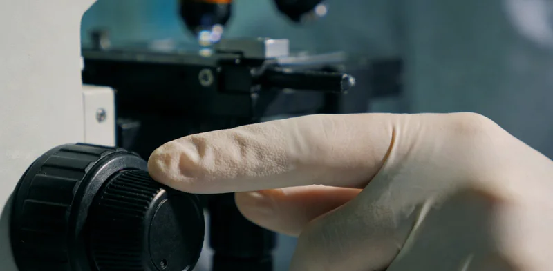 专业人员分析基因测序数据,屏幕