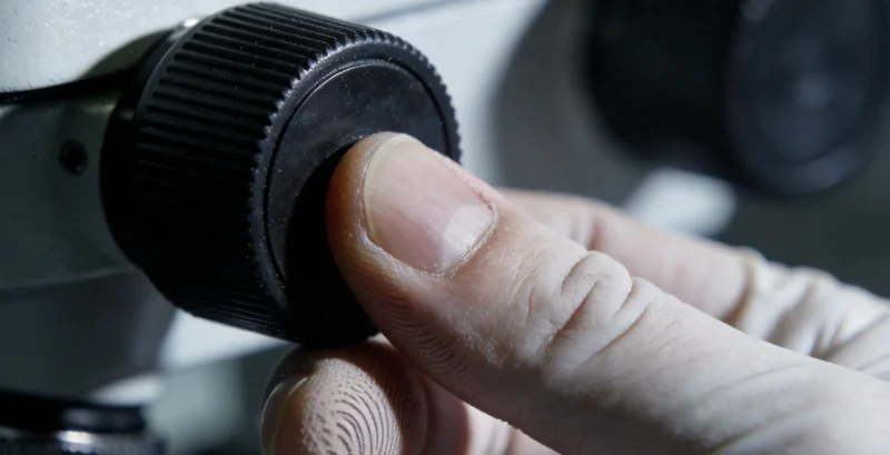 朔州医生在诊室内与患者家属沟通