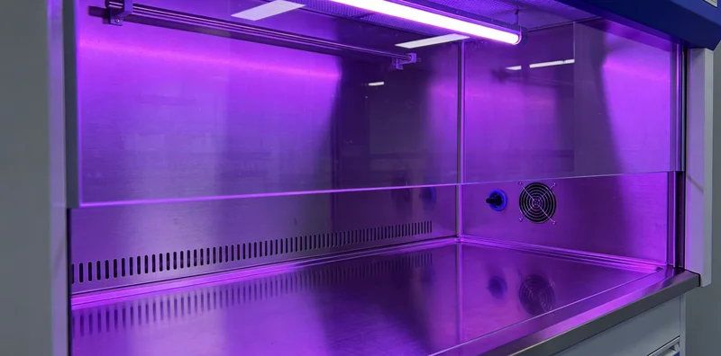 康复的患者与医生握手致谢，背景