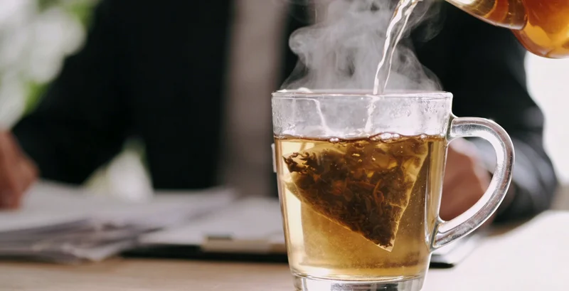 佩戴口罩做好防护的图示，以及代