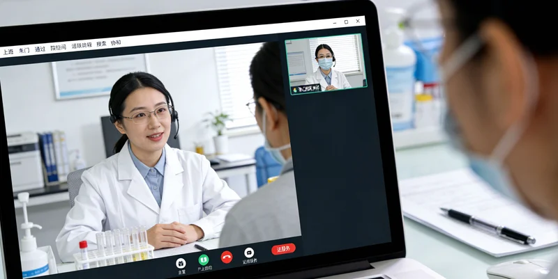 一位成都市民在雨天看着自己发红