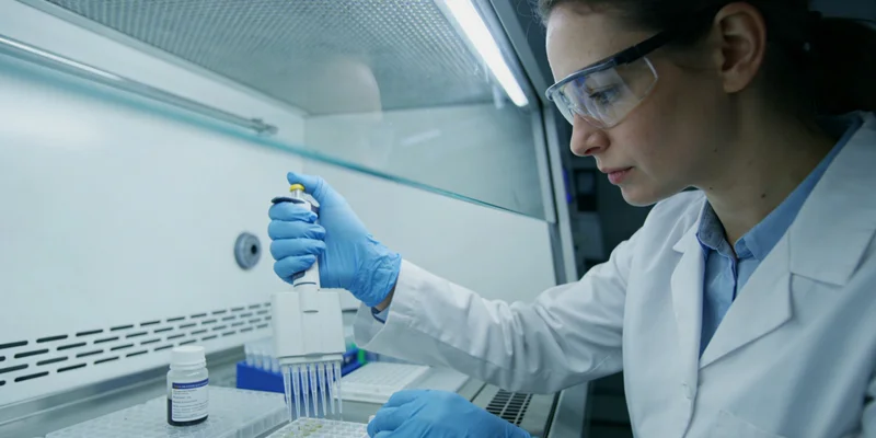 哈尔滨医学实验室内的基因测序仪