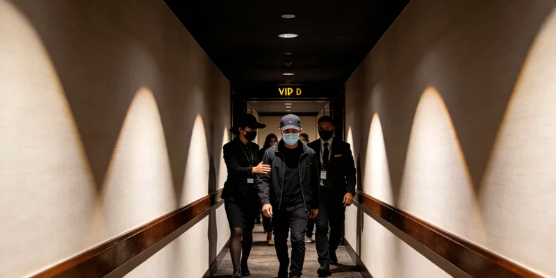 一位女士正通过手机屏幕查看详细