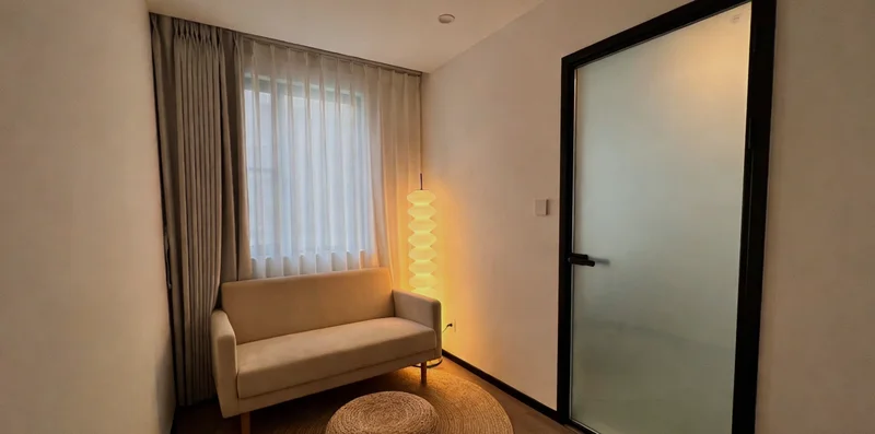 健康顾问与客户在温馨的环境中进