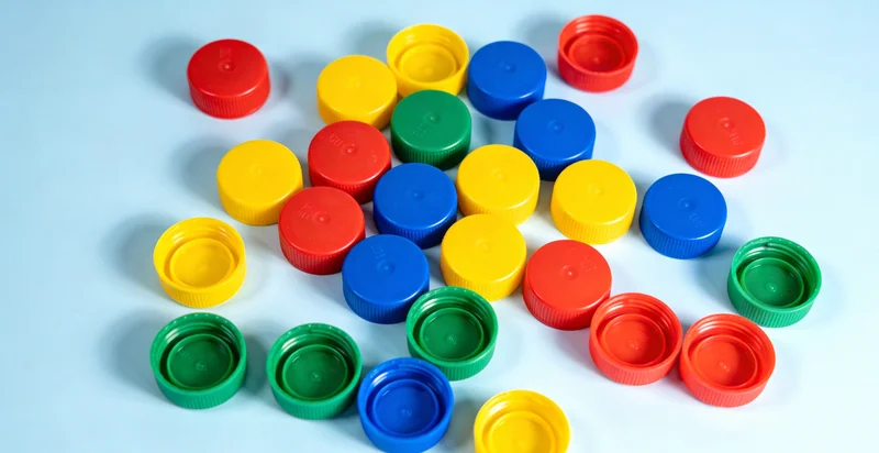 一个家庭在咨询医生，桌面上放着