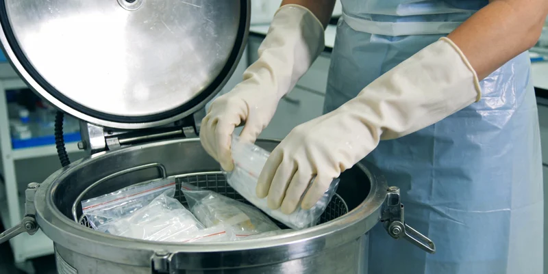 塔城居民在噪音环境中佩戴防护耳