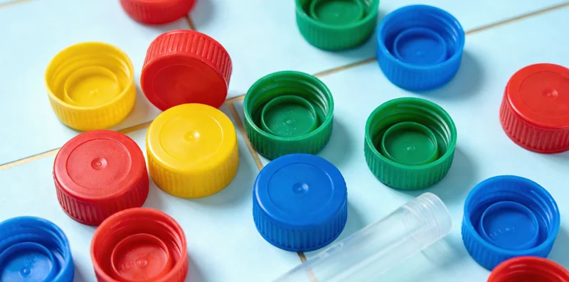 象征健康防护的图标,如安全套、