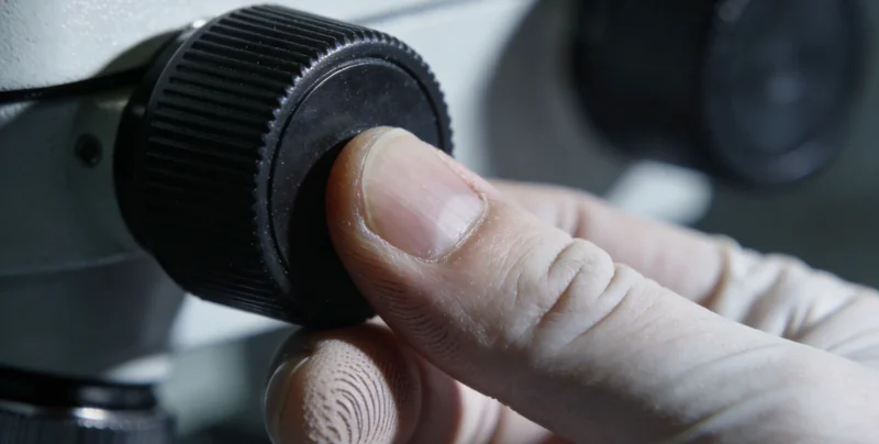 一位医生正在认真分析基因检测报