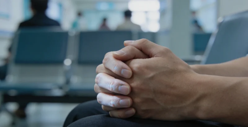 医生在办公室内,正结合电脑上的