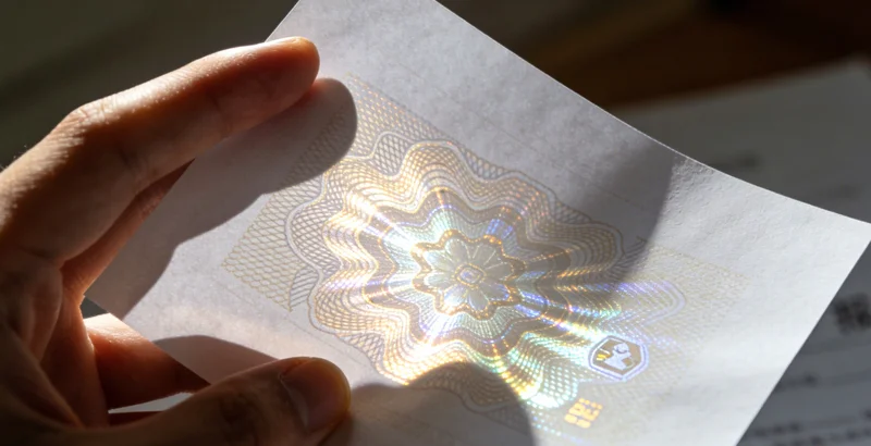 一位中年女性在户外劳作后，与医