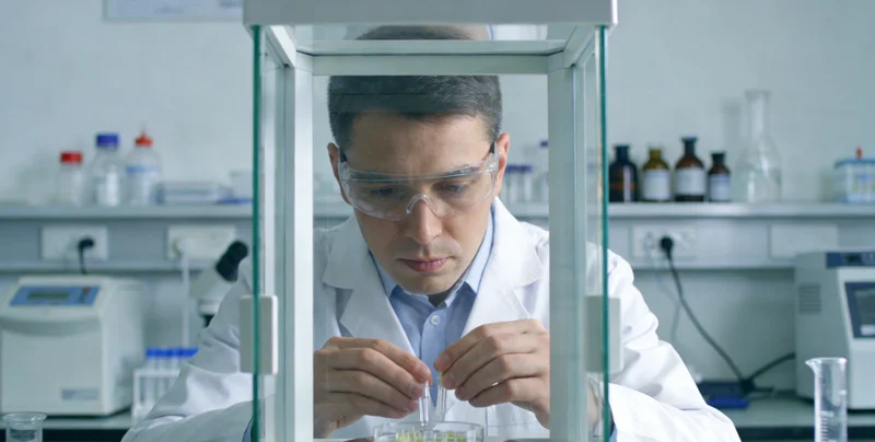 杭州基因检测实验室内部工作场景