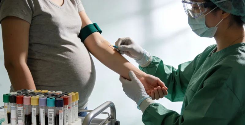 康复后的女性在户外阳光下舒展身